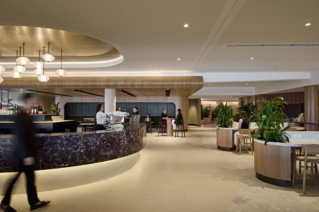 Qantas-ADE-wide-desk